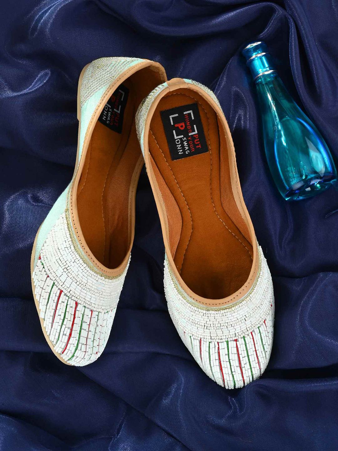 Hundo P Women Cream-Coloured Ballerinas with Bows Flats