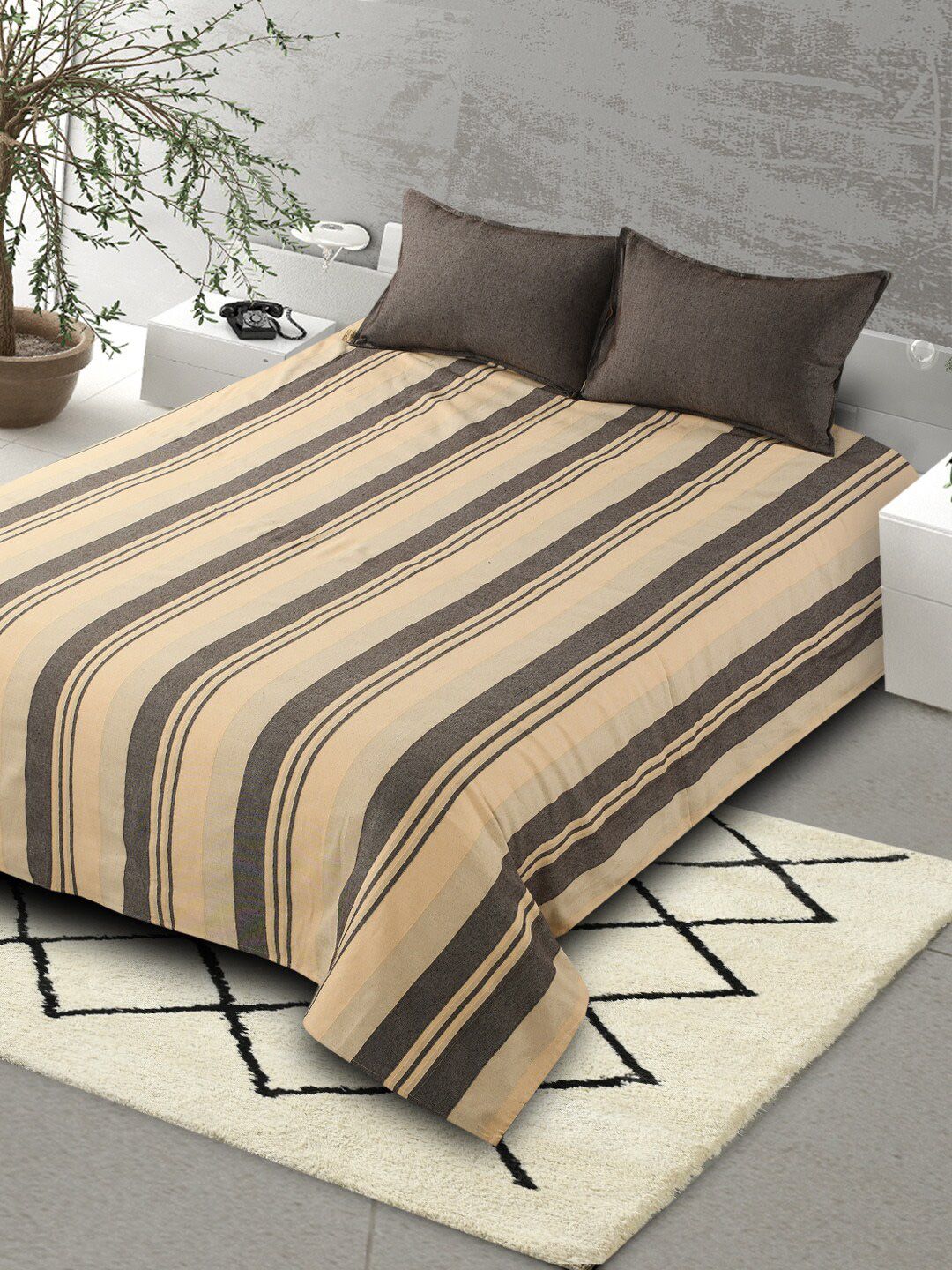 Saral Home Brown 160 TC King Bedsheet with 2 Pillow Covers Price in India