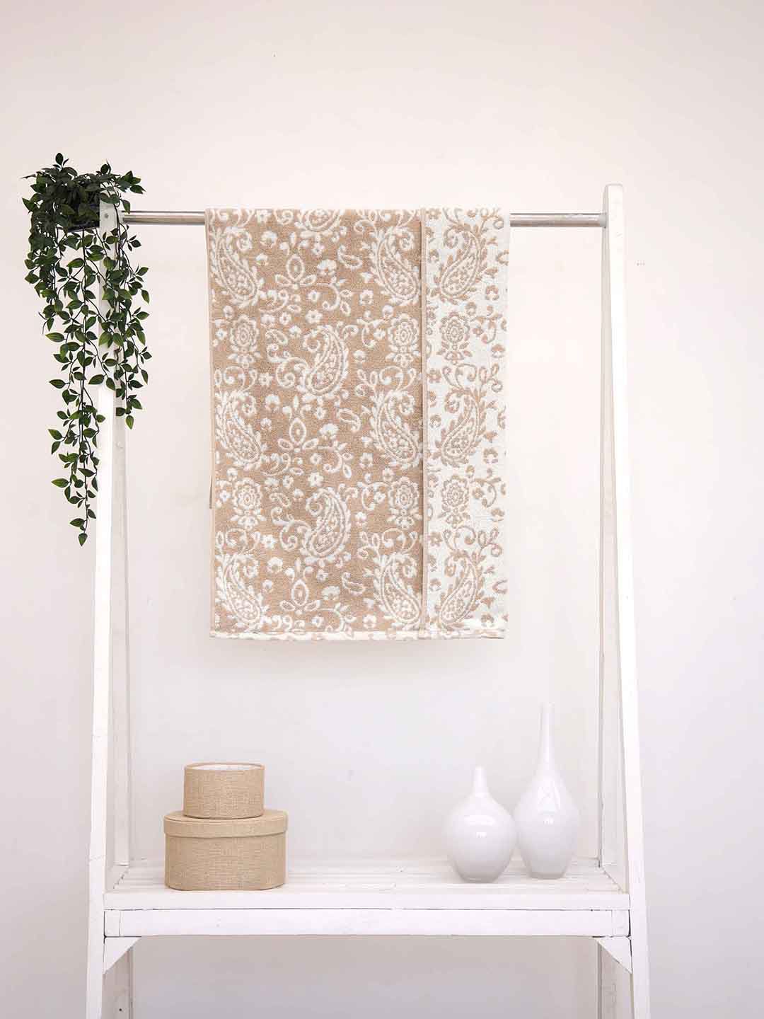 Ariana Beige & White Printed 600 GSM Cotton Reversible Bath Towels Price in India