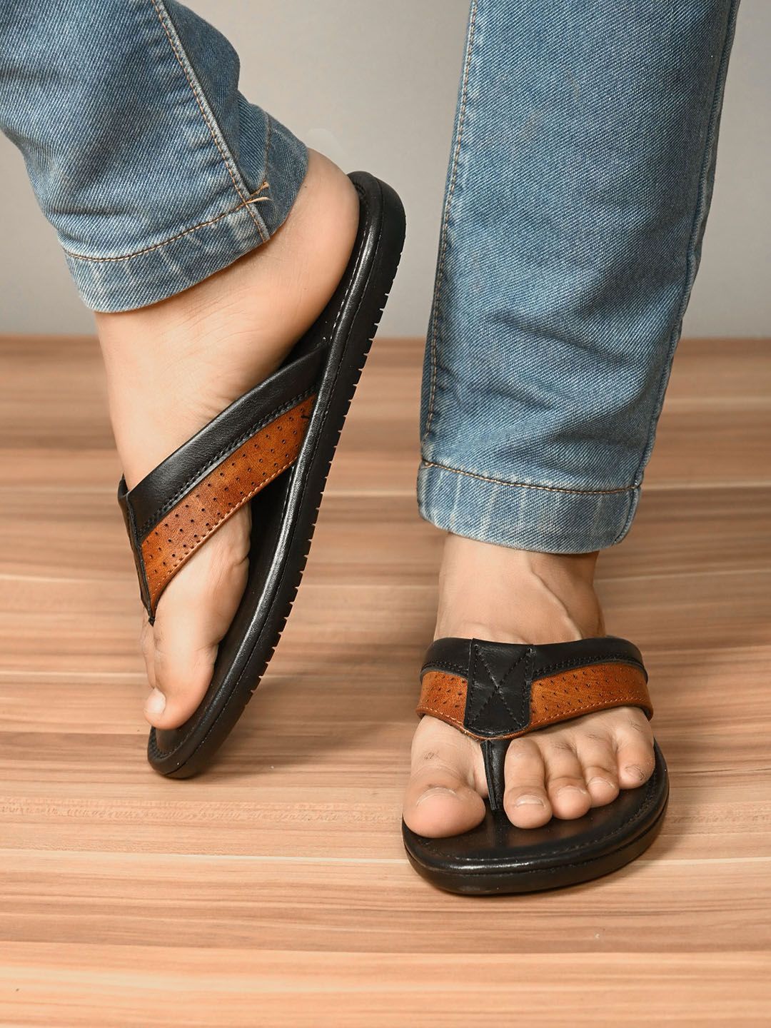 San Frissco Men Black & Brown Printed Room Slipper