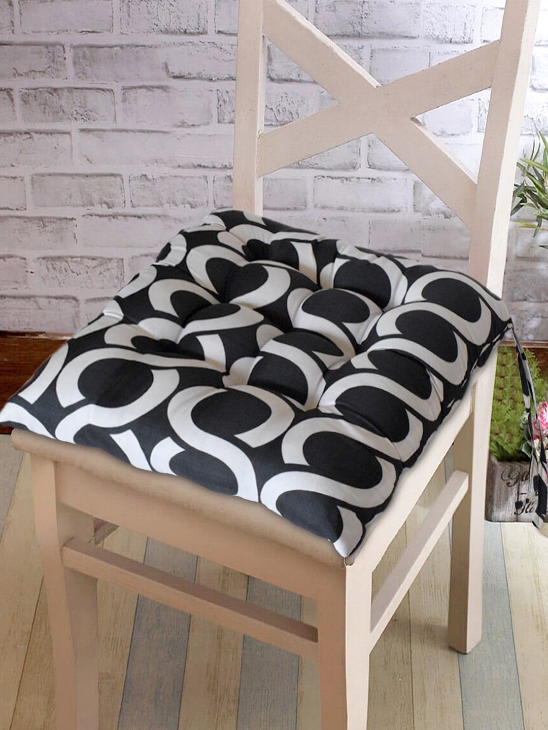 Kuber Industries Black & White Geometric Printed Seamless Square Chair Pad Price in India