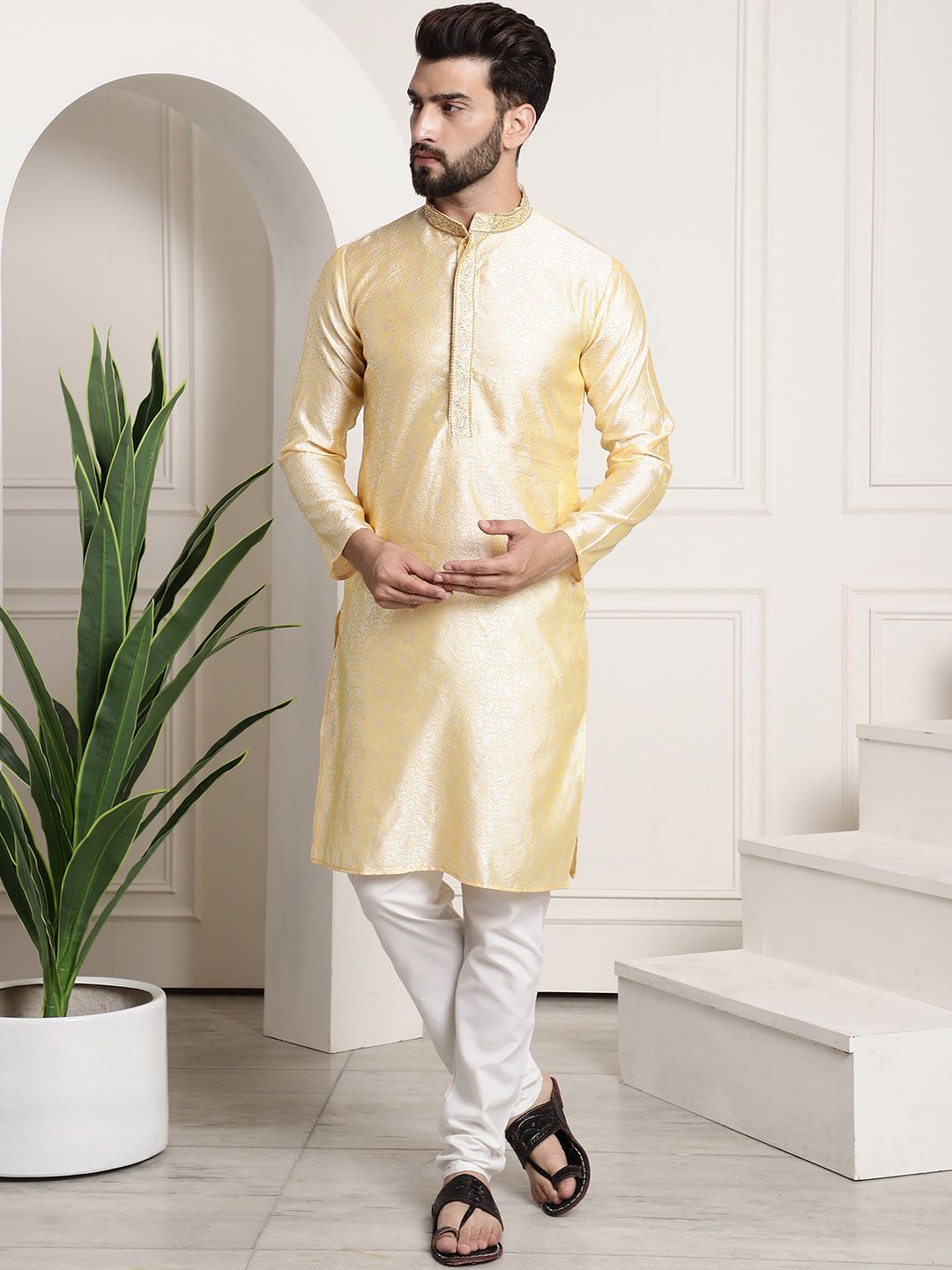 Set Pigiama Uomo In Seta Jacquard Blu E Oro Con Kurta Ricamata E Churidar Bianco Sporco, Di Sojanya Plus - 2