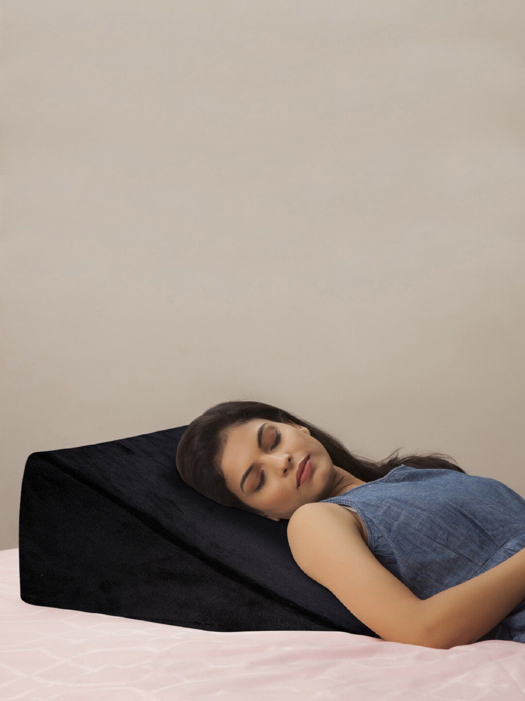The White Willow Black Solid Cooling Gel Memory Foam Wedge Pillow Price in India