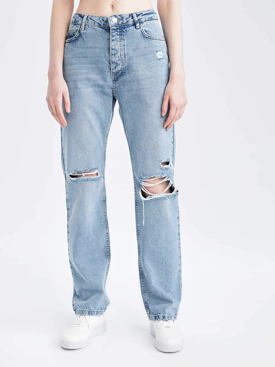 DeFacto Women Blue Pure Cotton Boyfriend Fit Mildly Distressed Light Fade Jeans Price in India