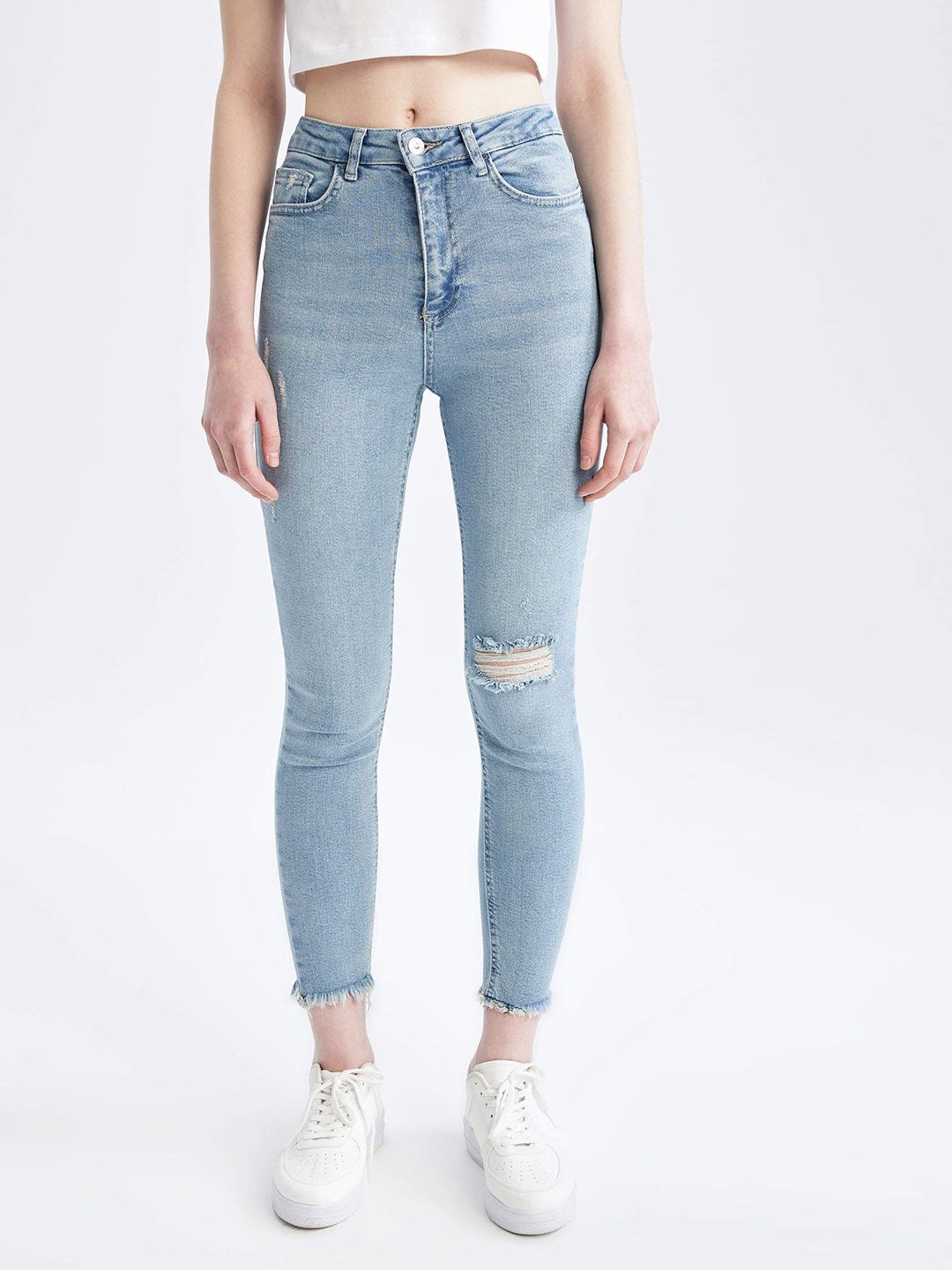 DeFacto Women Blue Skinny Fit Mildly Distressed Light Fade Stretchable Jeans Price in India