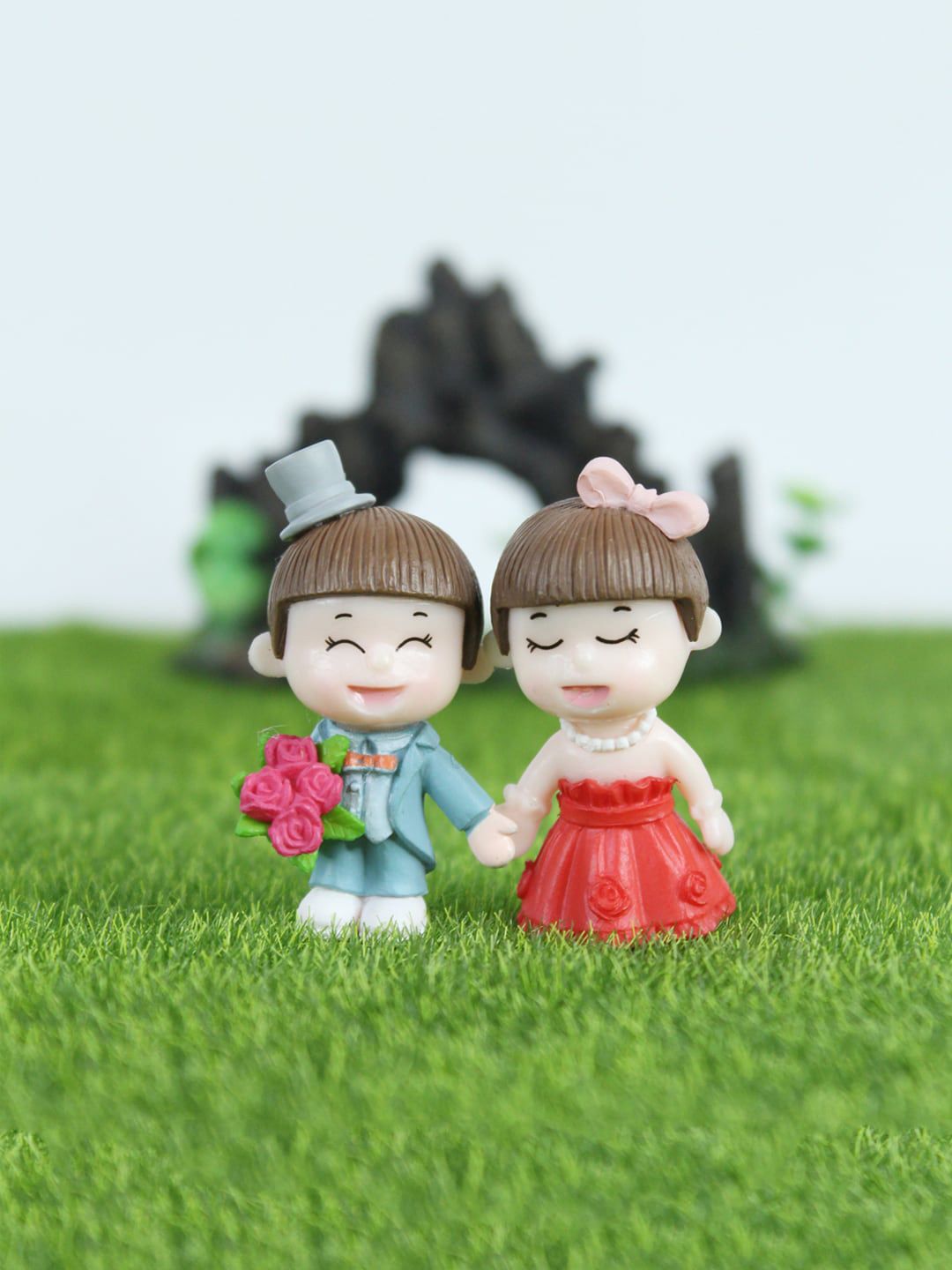 Wonderland Set Of 2 Red & Blue Wedding Bride & Groom Miniature Garden Accessories Price in India