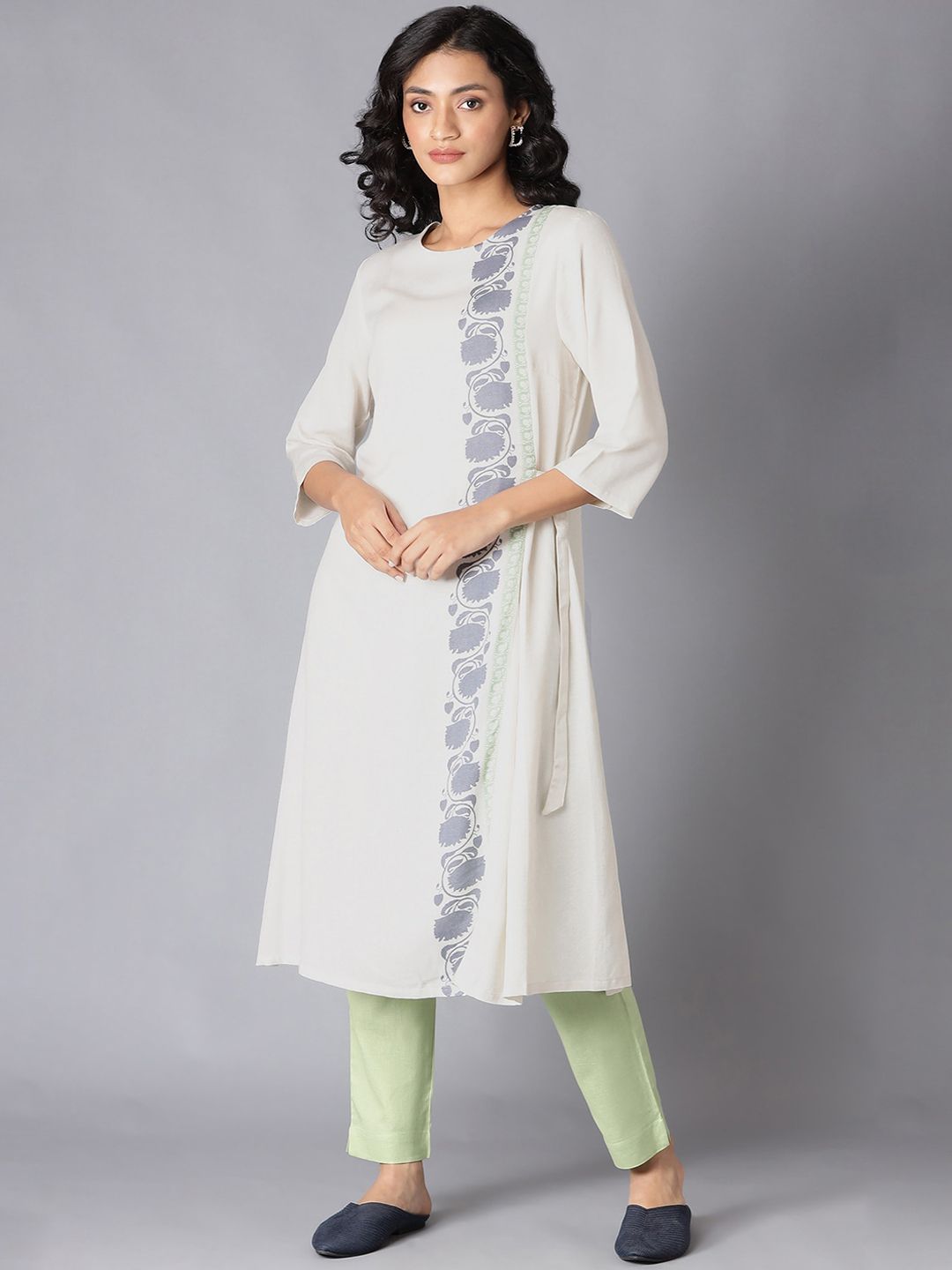 W Women White Floral Embroidered Thread Work Kurta Price in India