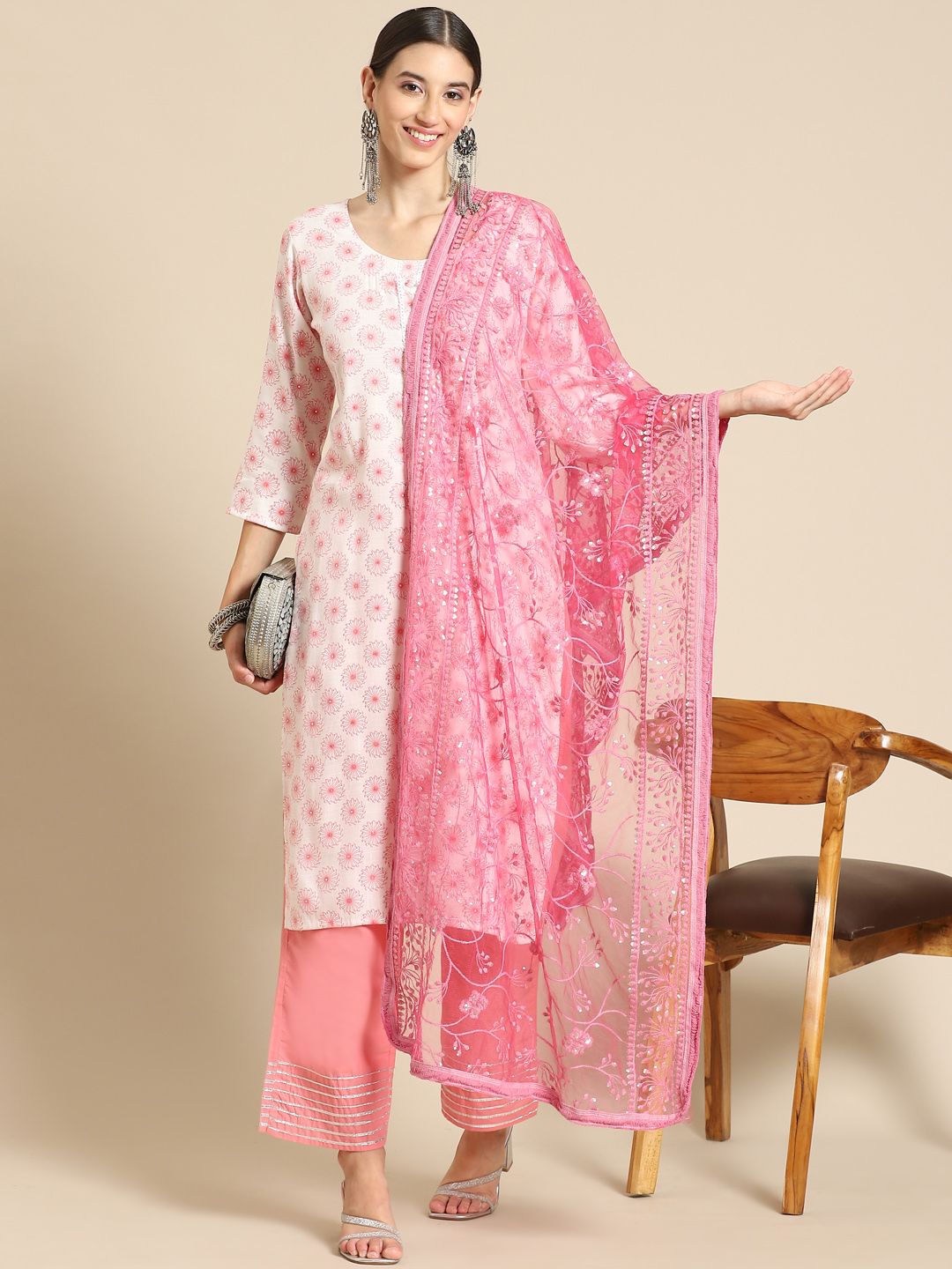 Saadgi Pink & Gold-Toned Embroidered Dupatta with Chikankari