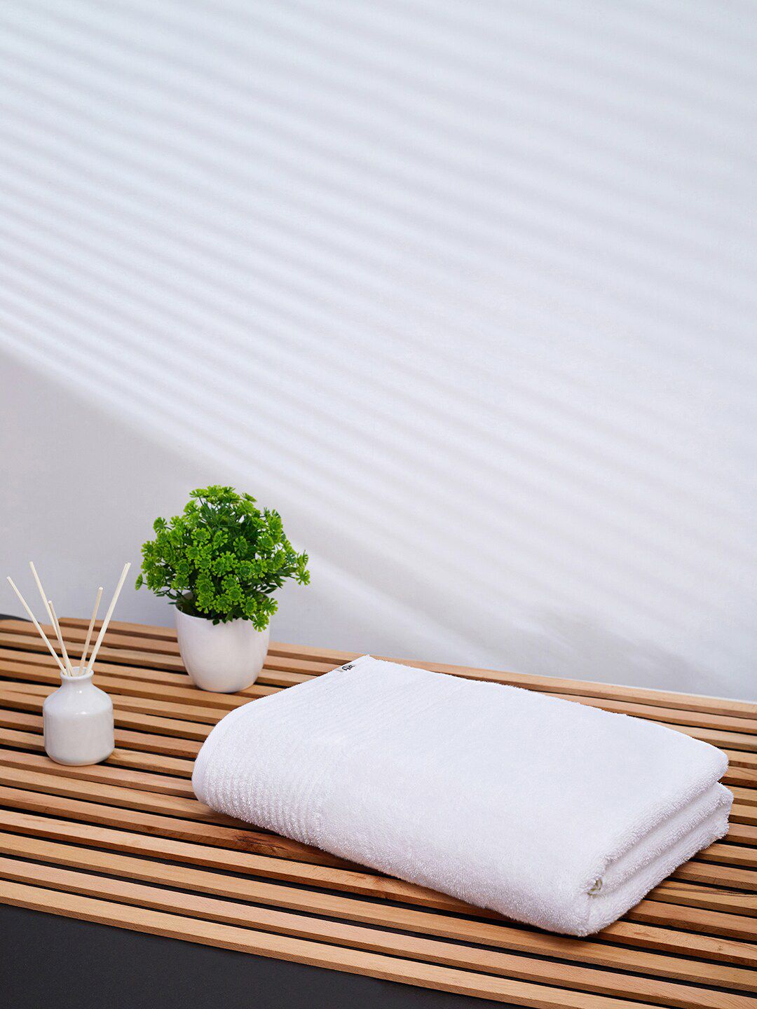 Himeya White Solid 650 GSM Sustainable Cotton Bath Towels Price in India