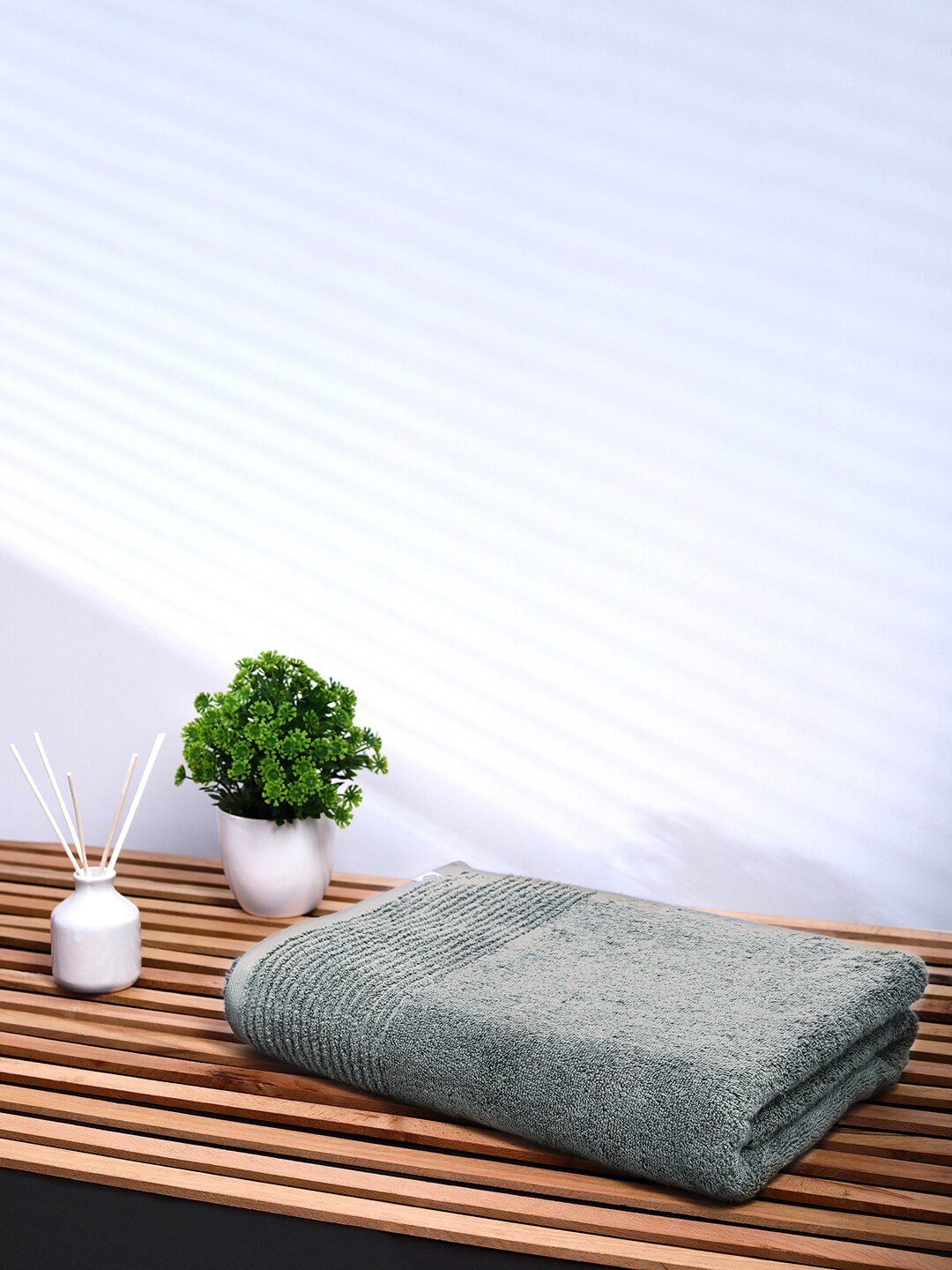 Himeya Vintage Blue Solid Lush Spa 650 GSM Cotton Bath Towel Price in India