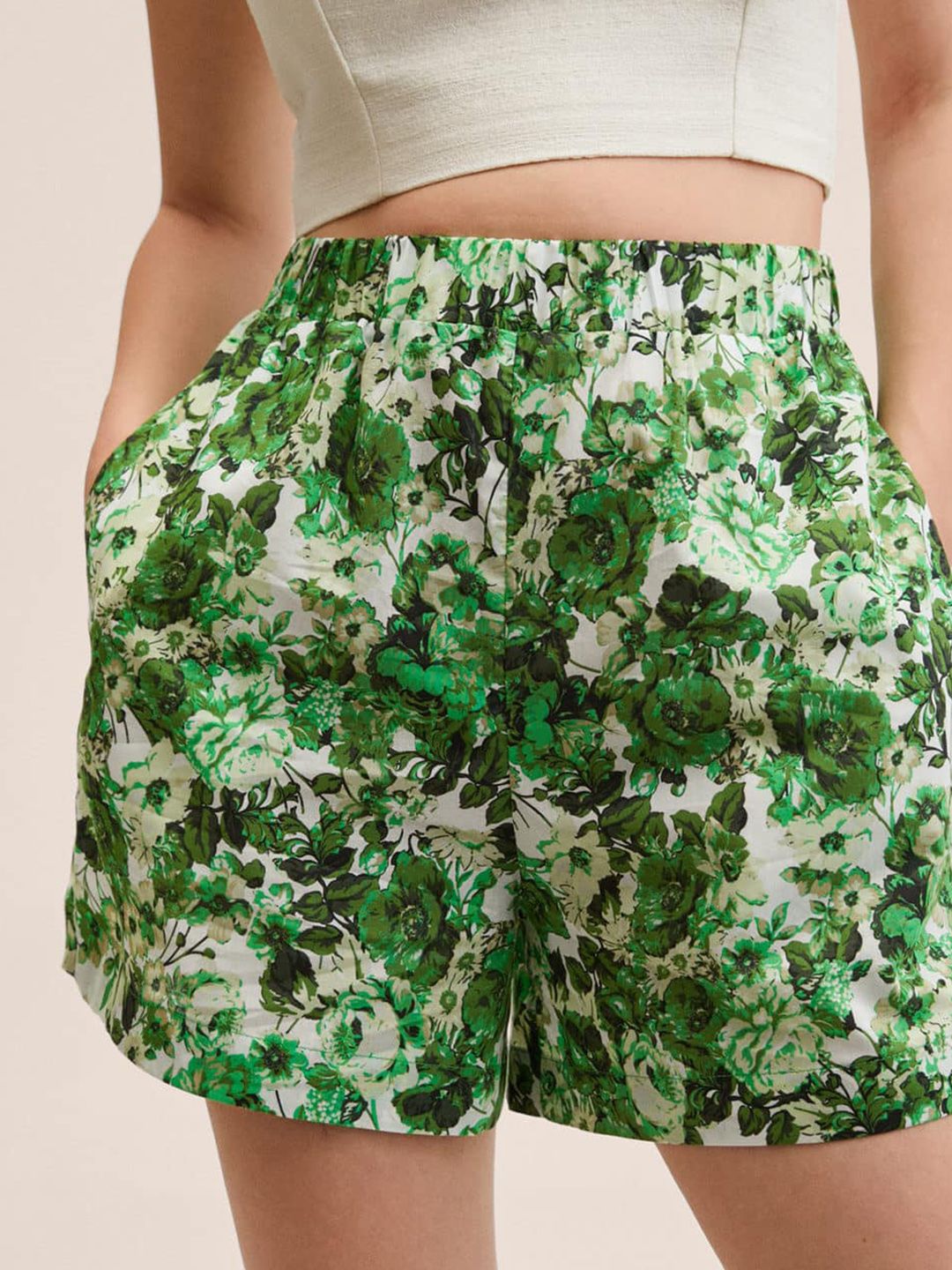 Green & White Floral Printed Printed Shorts