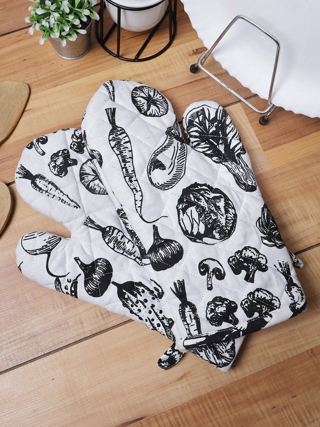 Soumya Set Of 2 Black & White Printed Cotton Oven Kitchen Glove Price in India