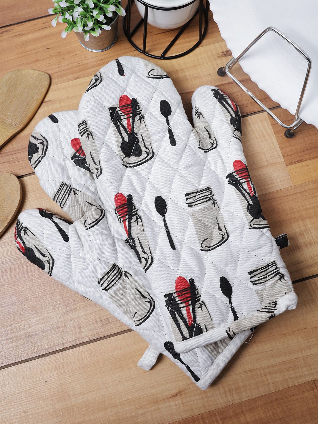 Soumya Set Of 2 Black & White Printed  Oven Gloves Price in India