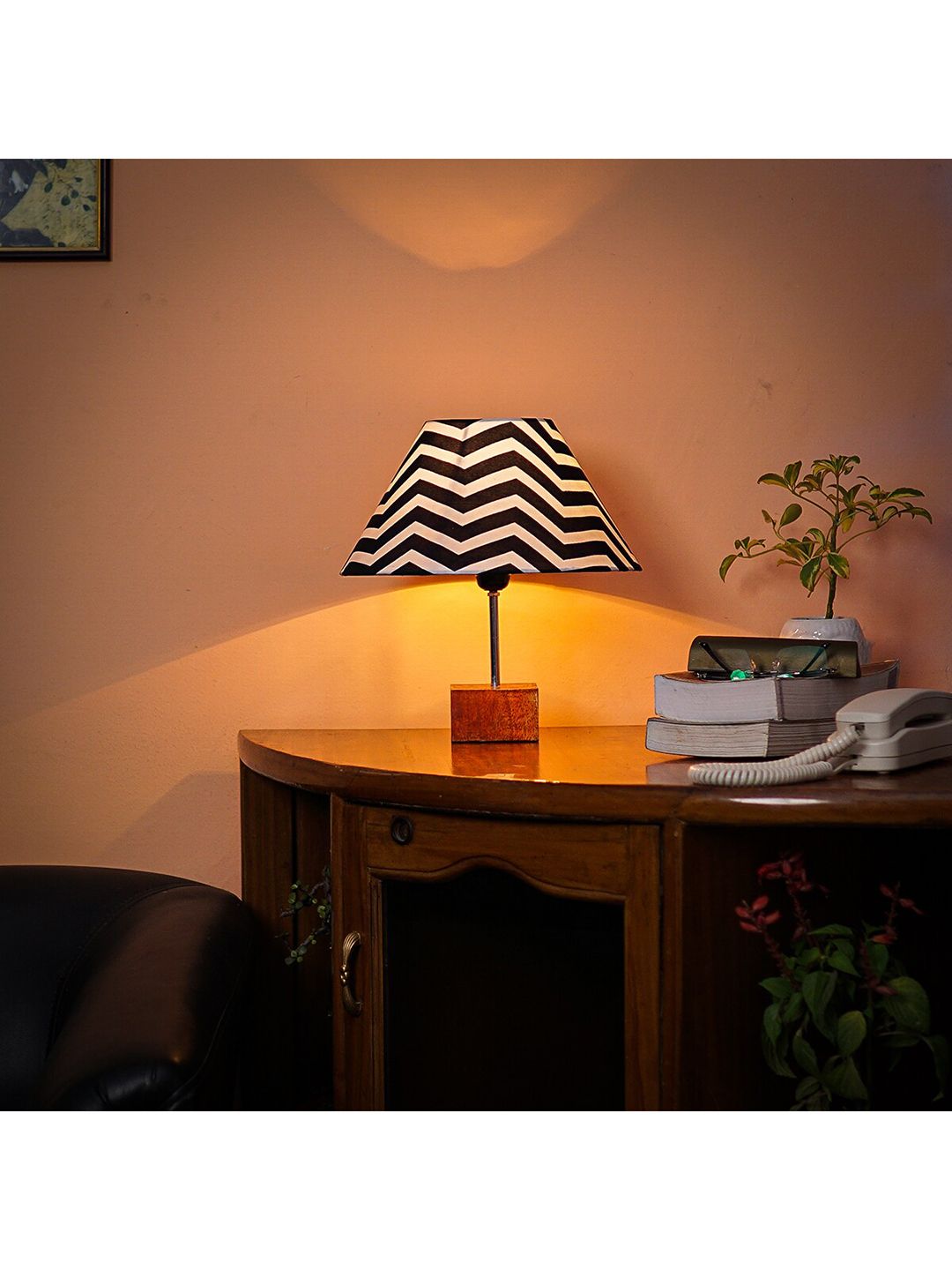 Pinecraft INTERNATIONAL Black & White Table Lamp with Shade Price in India