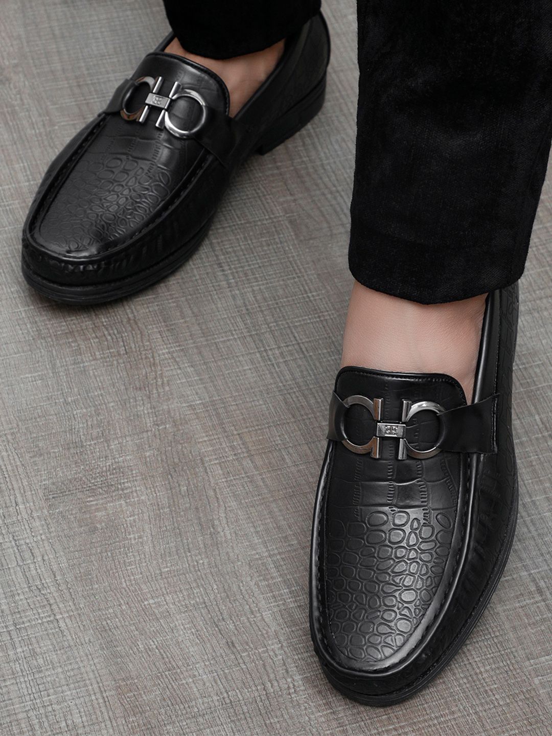 San Frissco Men Black Perforations Loafers