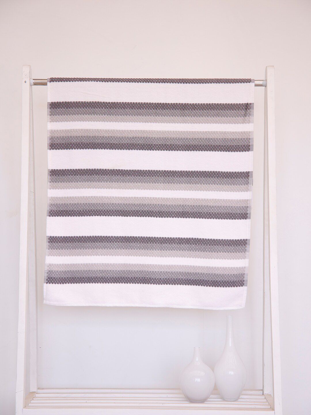 Ariana Grey & Off-White Striped 670 GSM Reversible Cotton Bath Towel Price in India