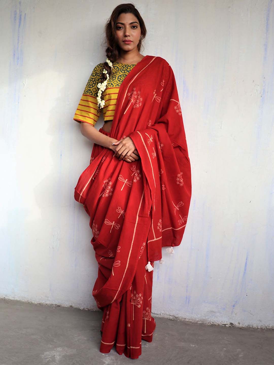Chidiyaa Red & White Floral Pure Cotton Saree Price in India