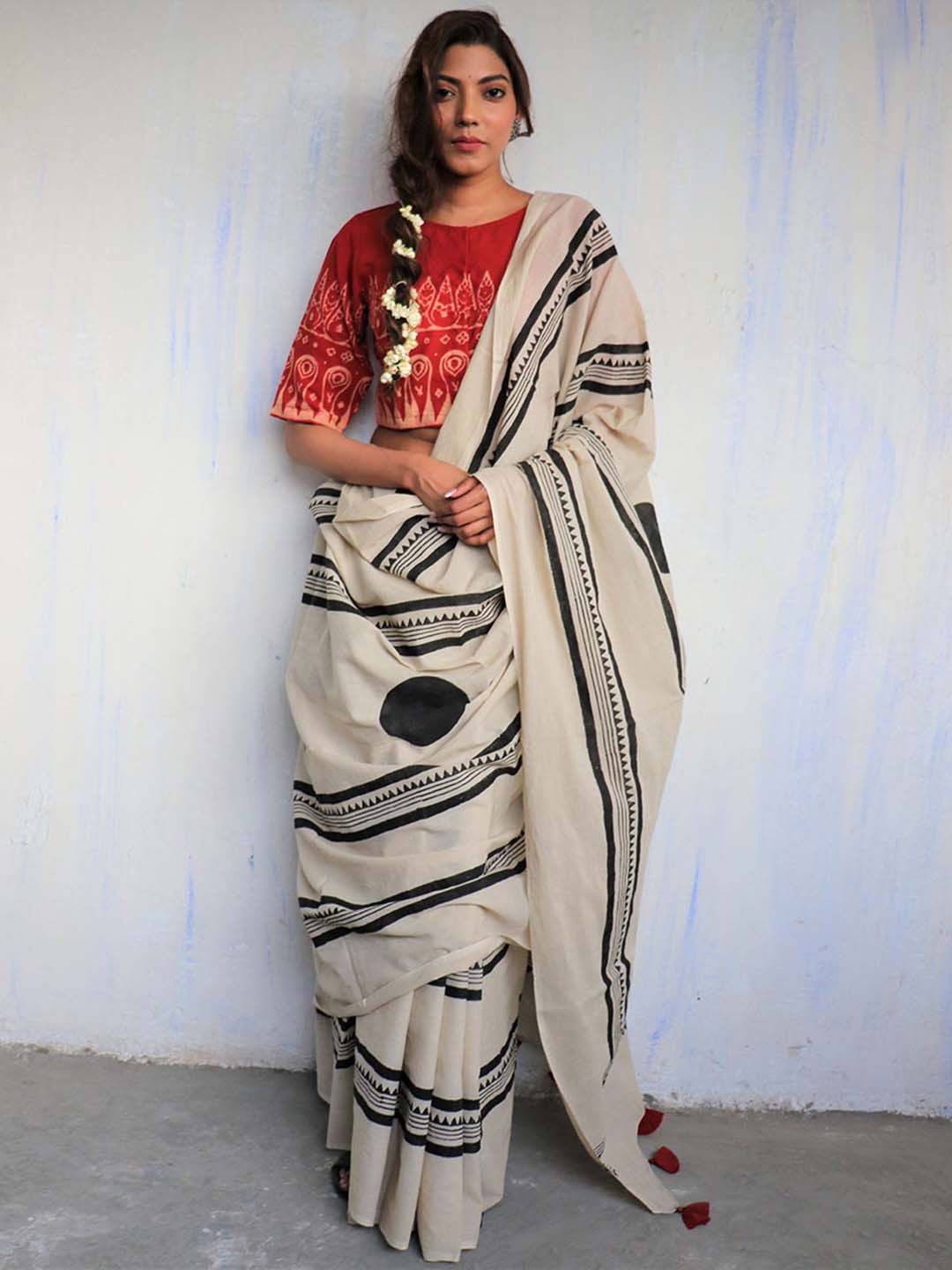 Chidiyaa White & Black Pure Cotton Saree Price in India