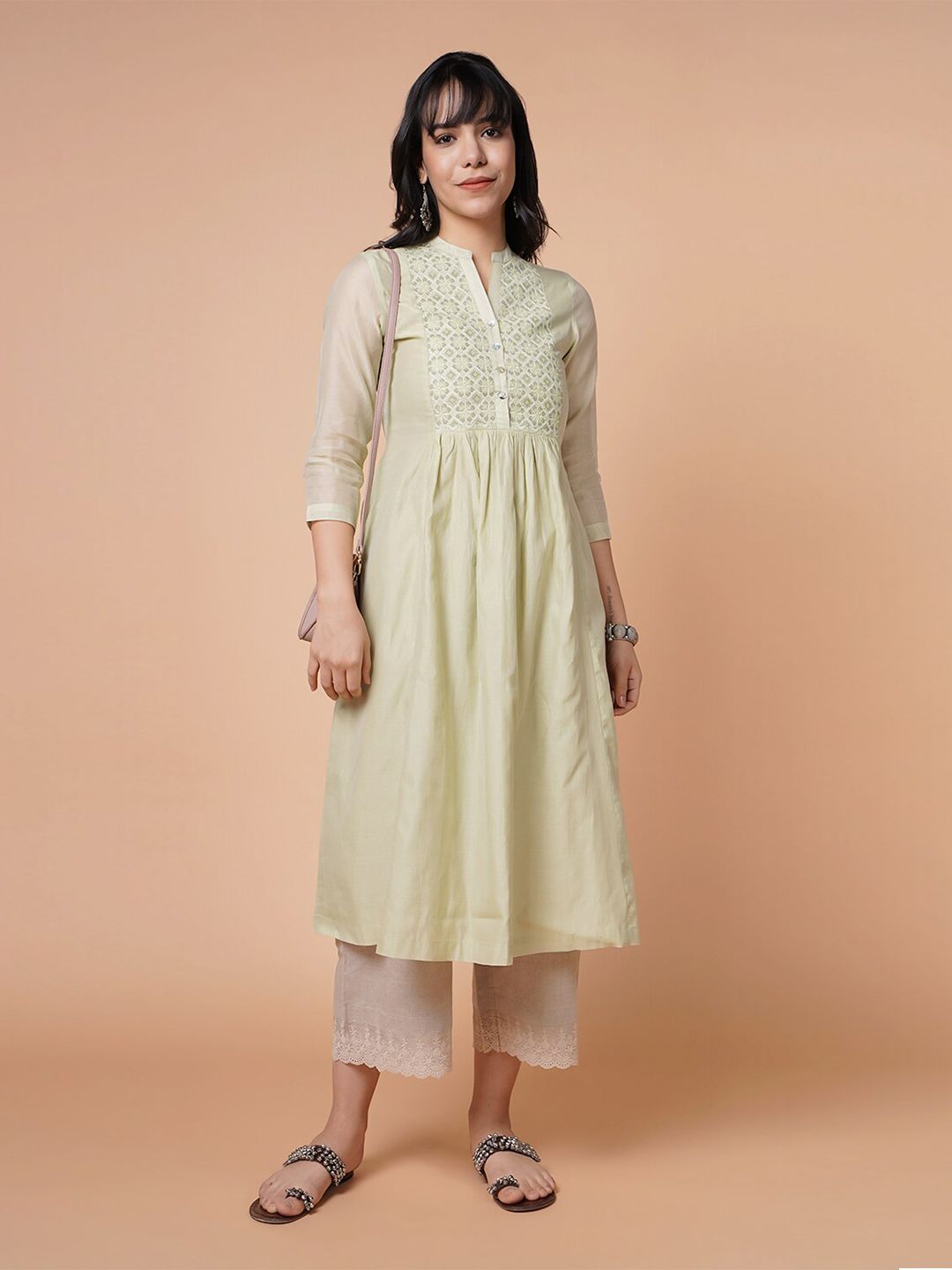 BARARA ETHNIC Women Green Floral Embroidered Chanderi Silk Kurta