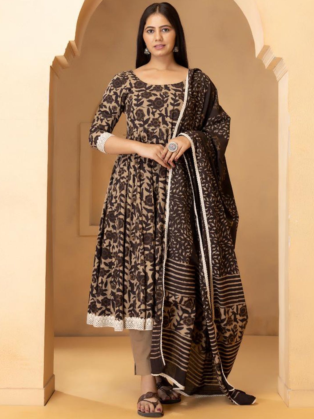 Baisacrafts Women Grey Paisley Panelled Pure Cotton Kurti with Trousers & With Dupatta