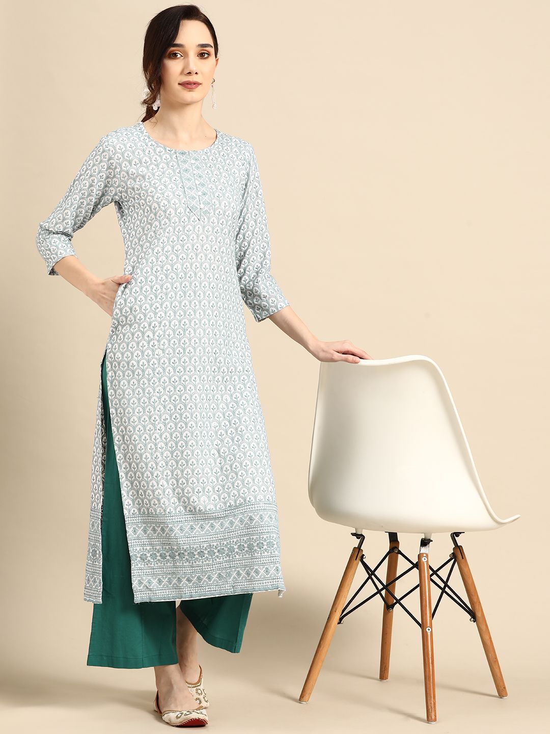 Sangria Women White & Blue Ethnic Motifs Embroidered Thread Work Kurta
