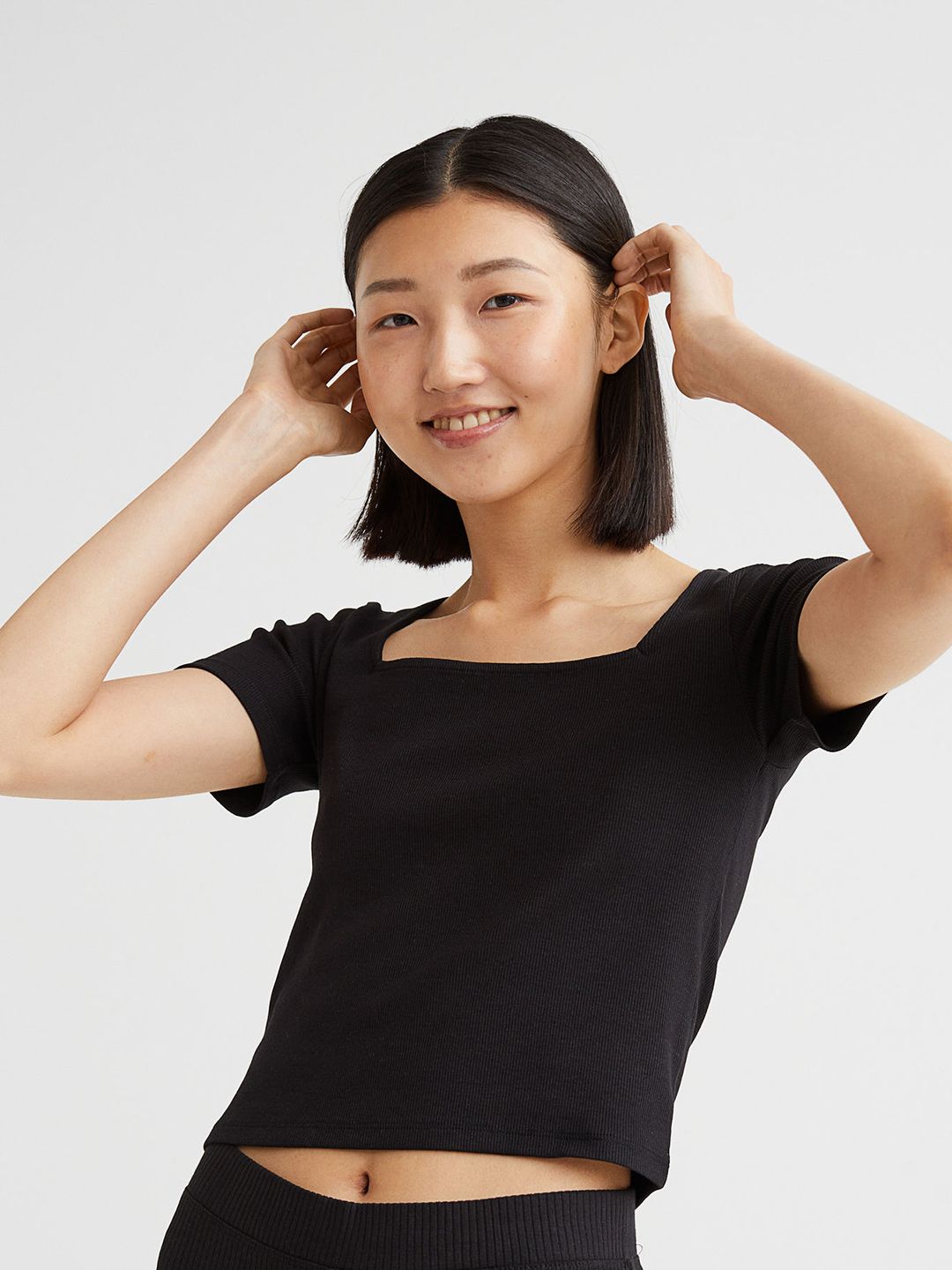 H&M Black Solid Ribbed Fitted Crop Top Price in India