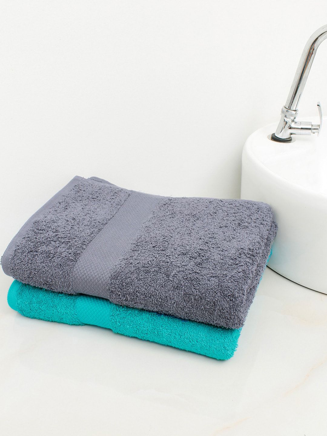 AVI Living Turquoise & Charcoal Set Of 2 Solid 500 GSM Cotton Bath Towels Price in India
