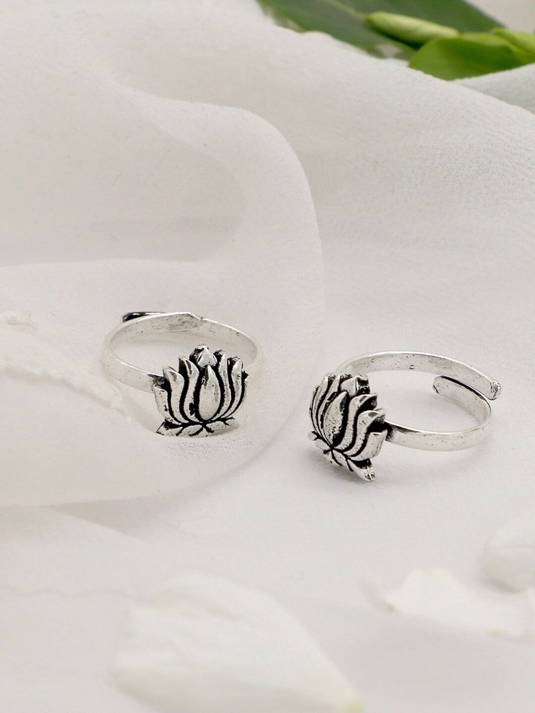 VENI Silver-Plated Oxidised Lotus Foot Toe Ring Price in India