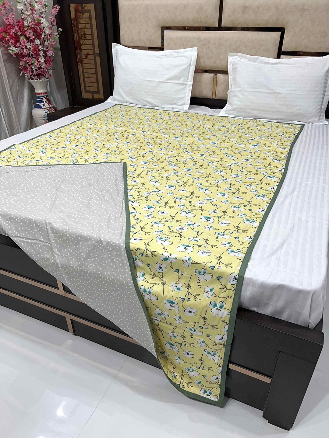 Pure Decor Yellow & White Floral AC Room 233 GSM Single Bed Dohar Price in India