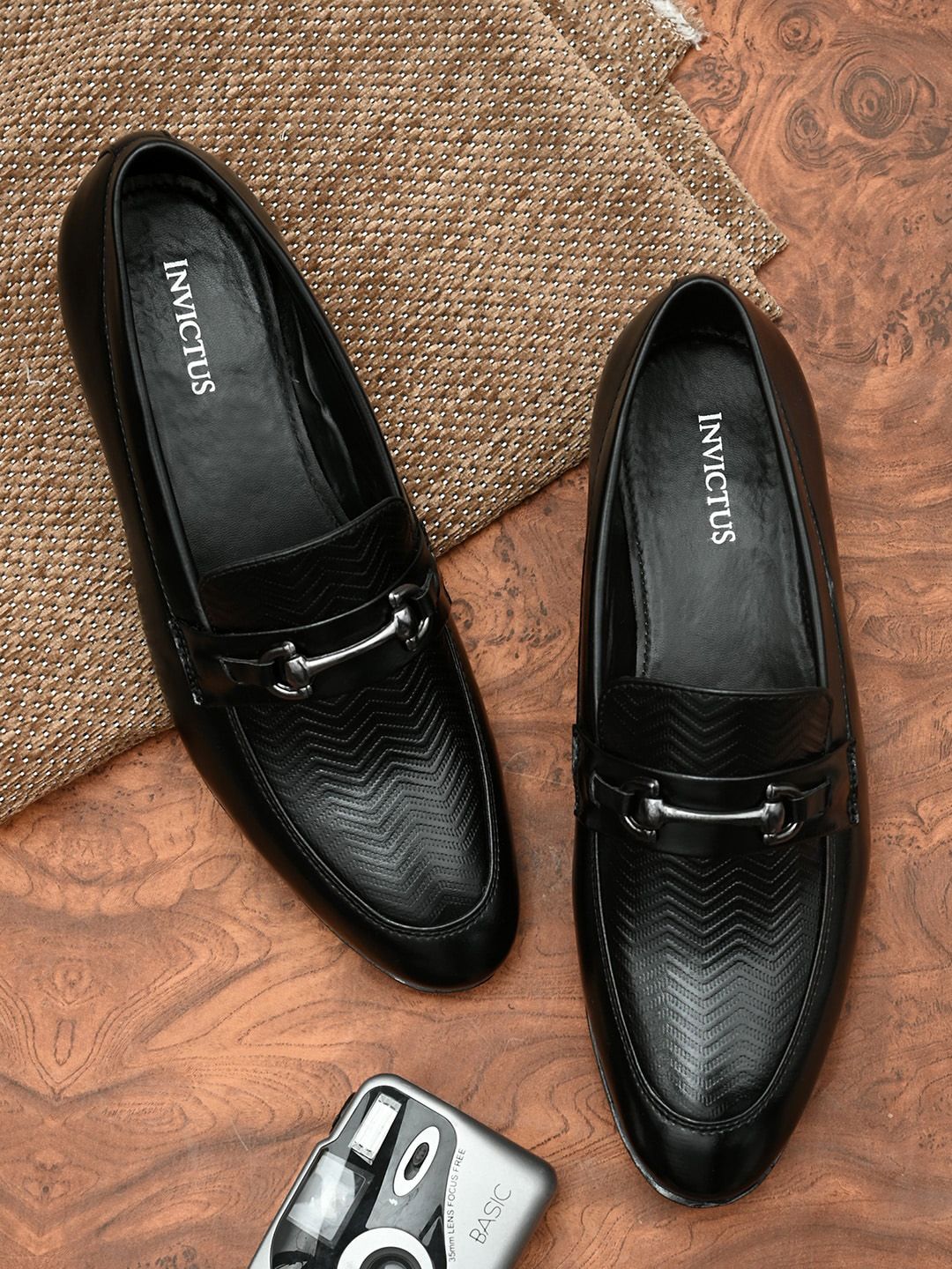 INVICTUS Men Black Textured Loafers