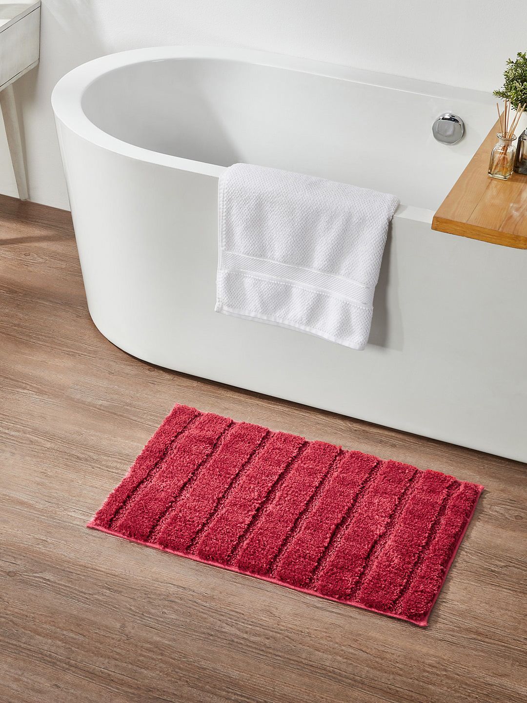 Pano Red Striped Printed 1600 GSM Bath Rugs Price in India
