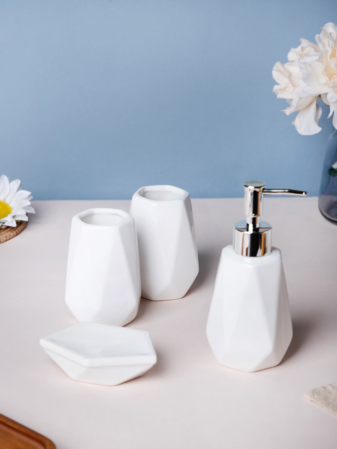 Nestasia White Geometric Textured Bath Accessories Set