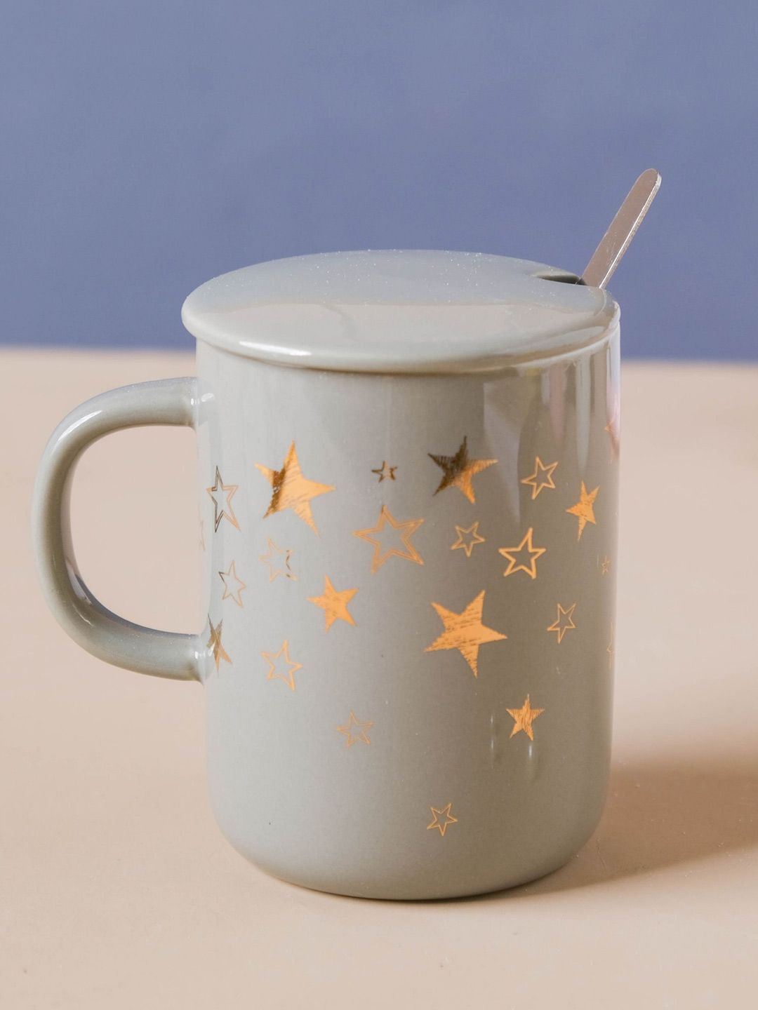 Nestasia Grey and Golden Stars Mug With Lid & Spoon Price in India