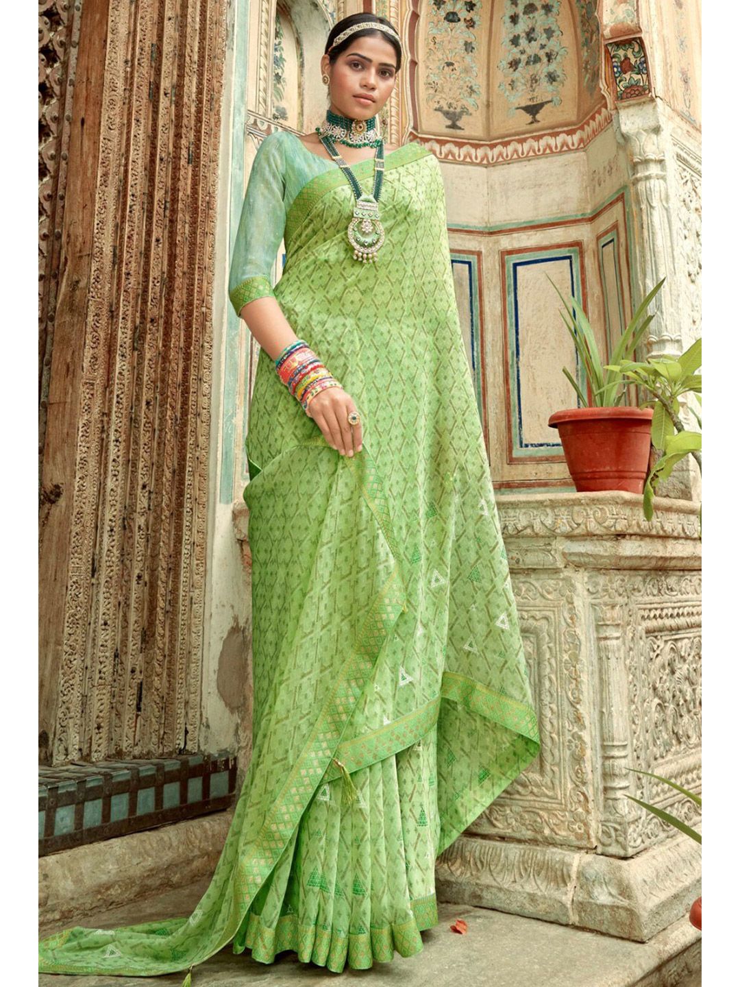 KARAGIRI Women Green Geometric Printed Georgette Saree Price in India