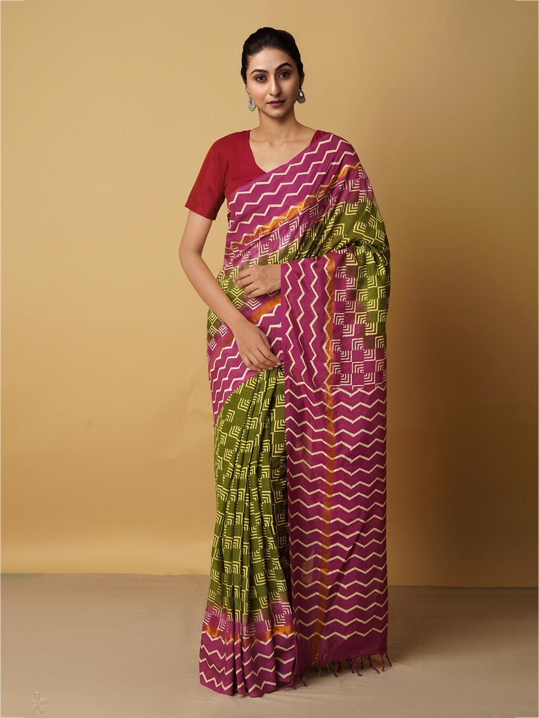 Unnati Silks Green & Red Ethnic Motifs Silk Blend Baluchari Saree Price in India