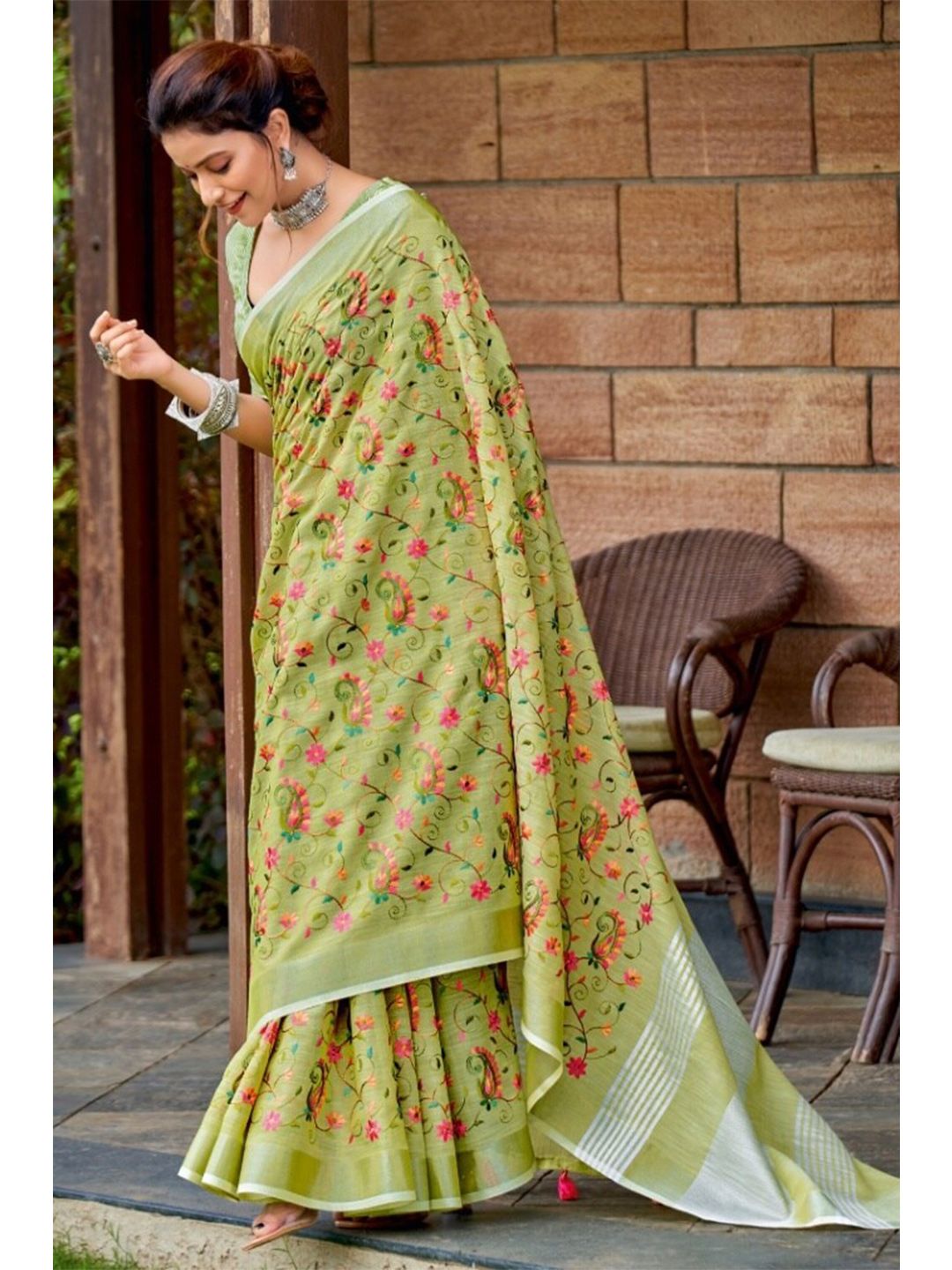 KARAGIRI Green & Pink Floral Linen Blend Saree Price in India