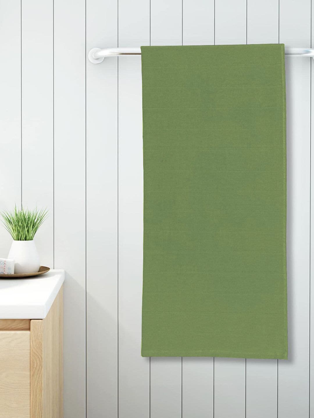 Sleeping Owls- because your sleep matters Green Solid 250GSM Cotton Bath Towel Price in India