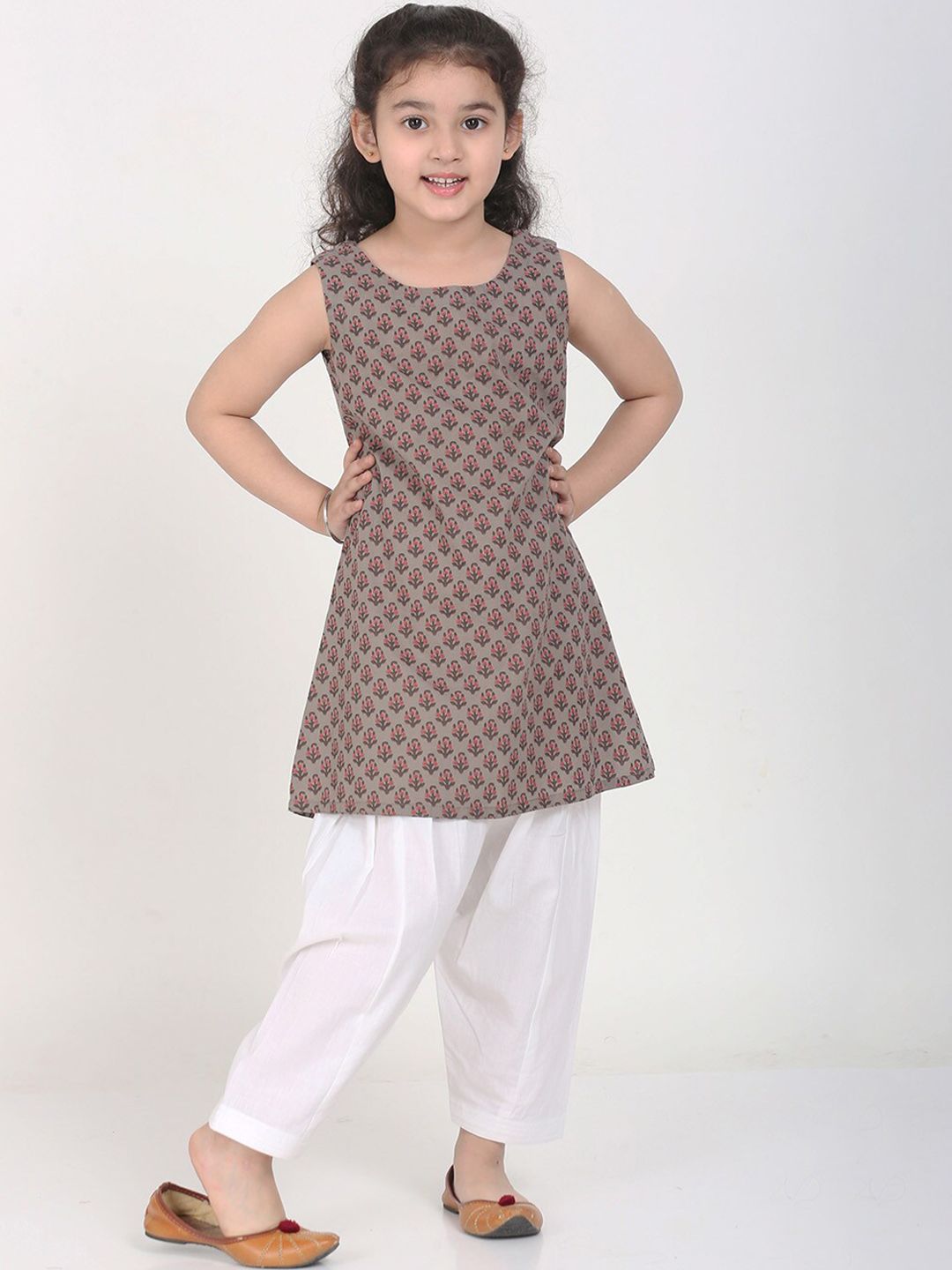 Biglilpeople Girls Grey Floral Printed Pure Cotton Kurta with Salwar