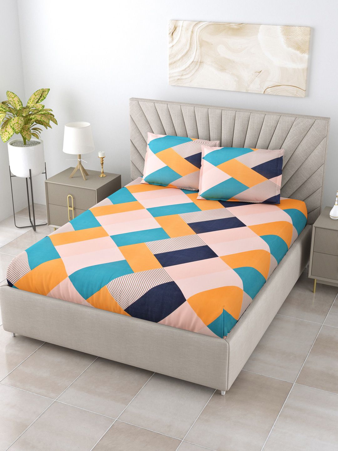 Salona Bichona Peach-Coloured & Black Geometric 144 TC Queen Bedsheet with 2 Pillow Covers Price in India