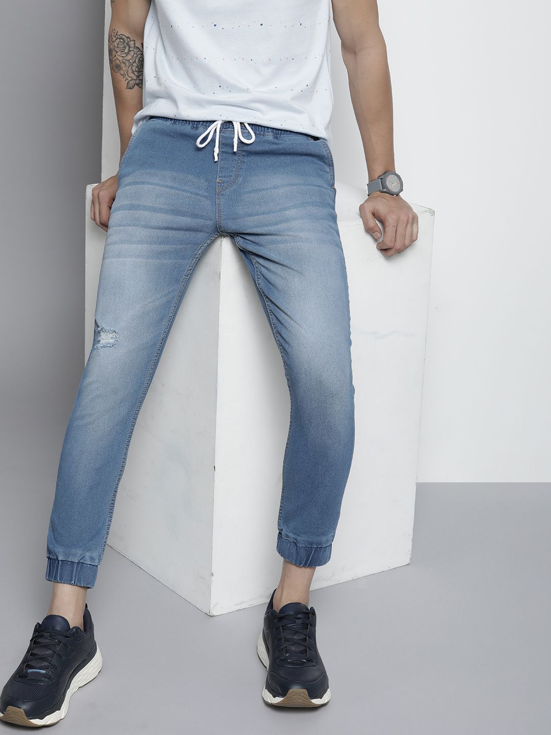 The Indian Garage Co Men Blue Jean Slim Fit Low Distress Light Fade Cuffed Hem Stretchable Jeans