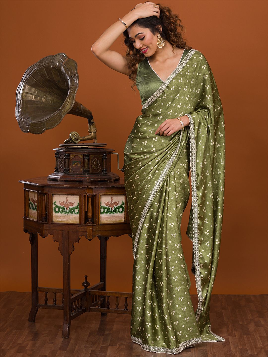 Koskii Green & White Bandhani Embroidered Bandhani Saree Price in India