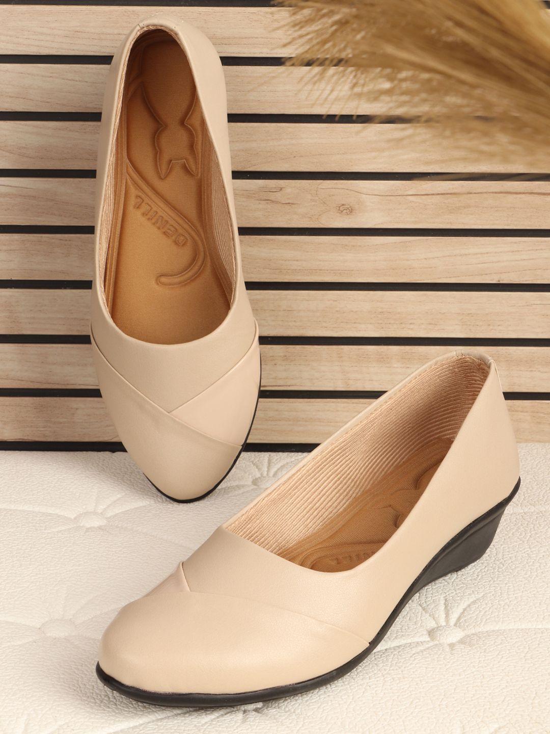 Denill Women Cream-Coloured Colourblocked Ballerinas Flats