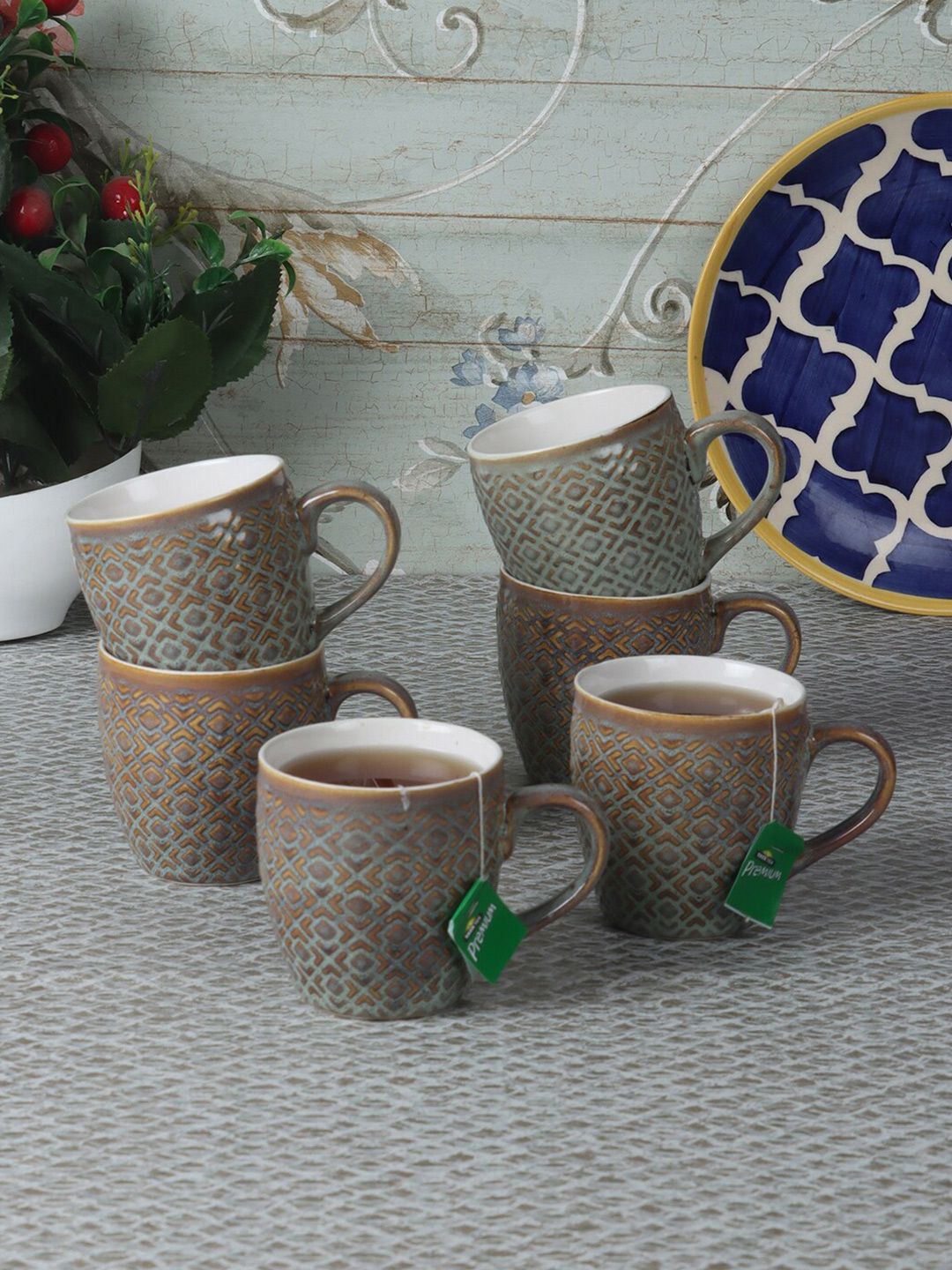CDI Set of 7 Textured Ceramic Glossy Cups With Tray Price in India