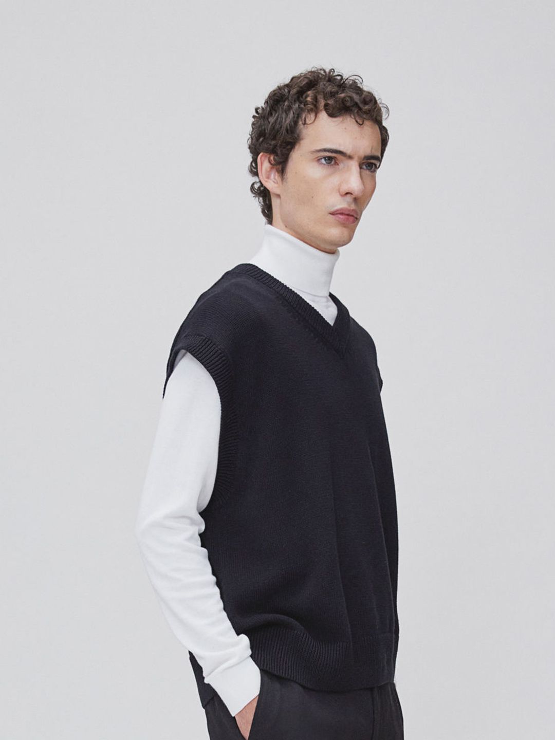 Buy H&M Men Black Relaxed Fit V-Neck Sweater Vest - Sweaters for