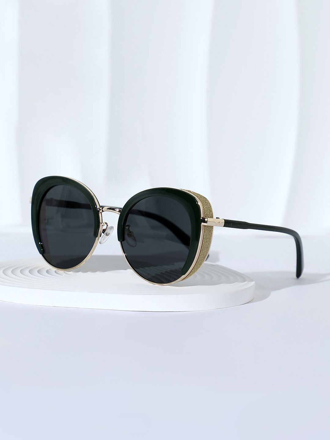 HAUTE SAUCE by Campus Sutra Women Oversized Sunglasses with Polarised Lens AW24_HSSG2630