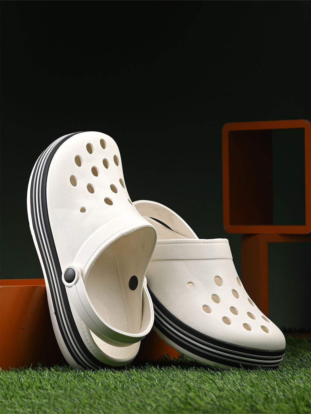 The Roadster Lifestyle Co Men Patterned Clogs