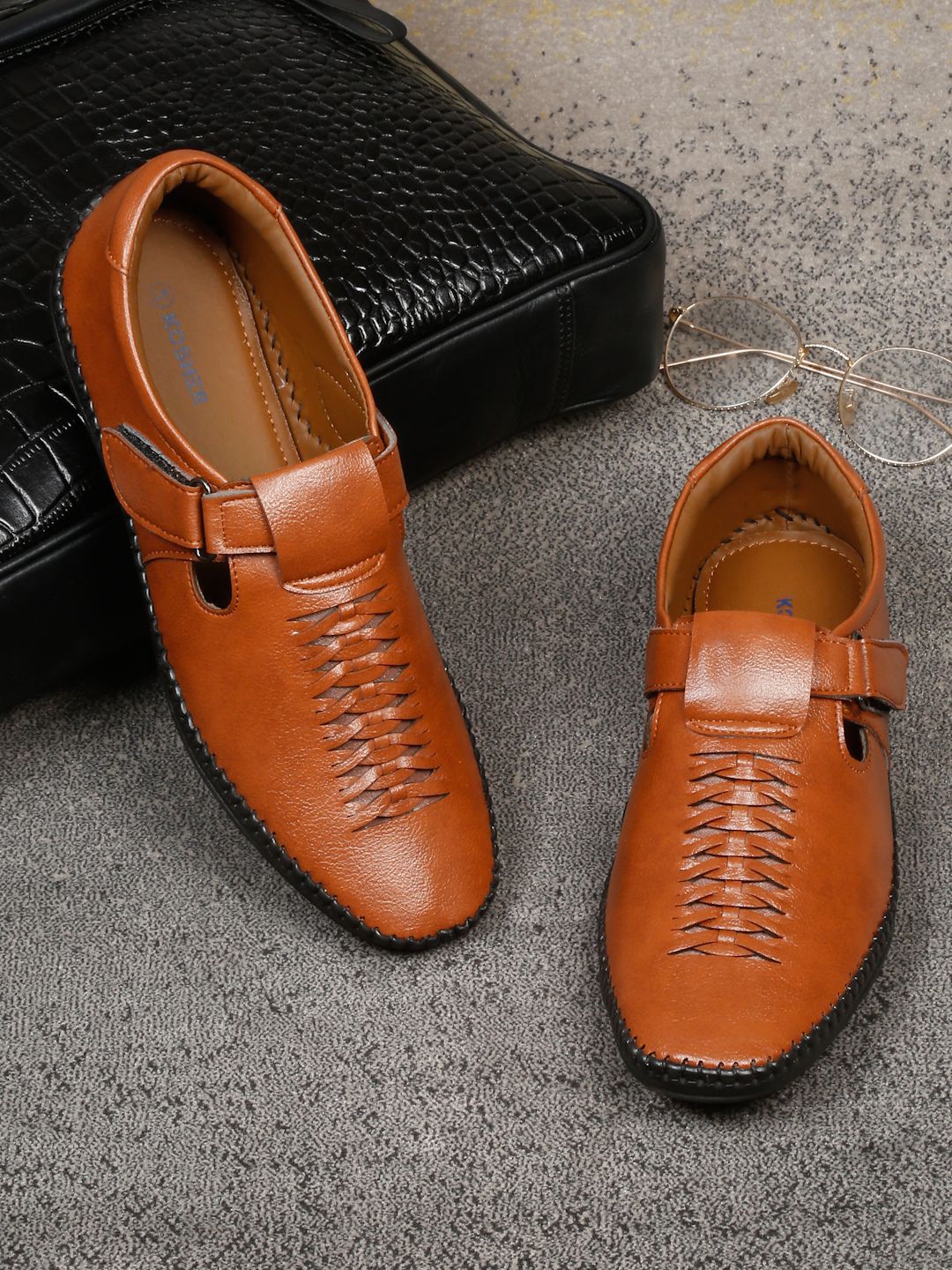 Kosher Men Textured Shoe-Style Sandals