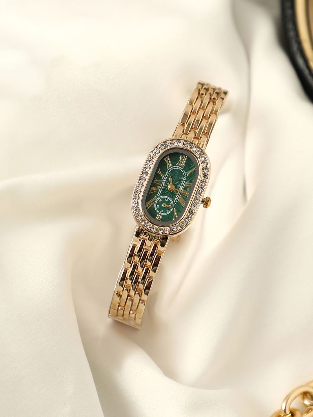 HAUTE SAUCE Women Embellished Dial & Stainless Steel Bracelet Style Straps Analogue Watch
