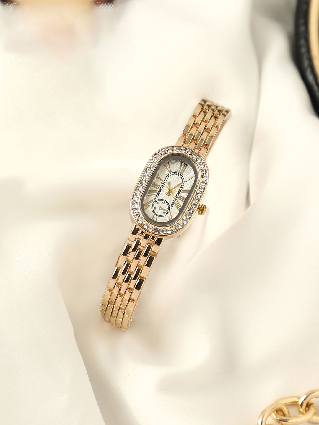 HAUTE SAUCE Women Embellished Dial & Stainless Steel Bracelet Style Straps Analogue Watch