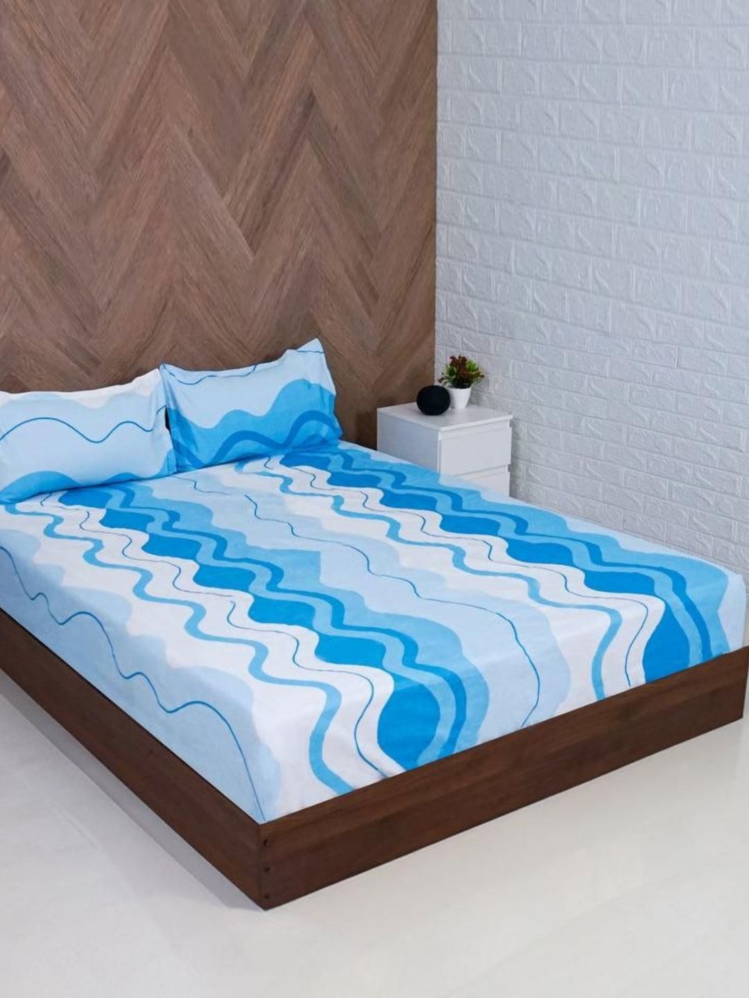 Aura White Abstract Microfiber 210 TC Queen Fine Bedsheet with 2 Pillow Covers-90 x 100 inches